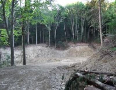 Дорога, наче тасьма, в’ється поміж горами до полонини