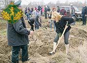 Кореспондент &laquo;ВЗ&raquo; садила дуби та клени для майбутнього парку Жидачева